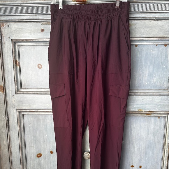 Old Navy Pants - Old Navy High Waisted Sleek Tech Cargo Jogger in Plum Size M